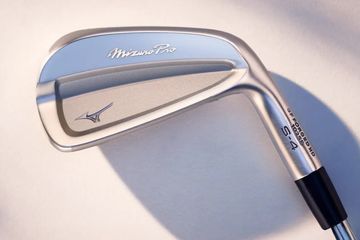ありそうでなかった？ 『TYNE H』はクランクネックの角型パター