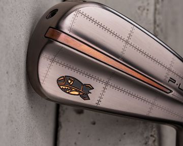 わずか数秒で完売!? 米国テーラーメイド、昔の爆撃機にインスパイア