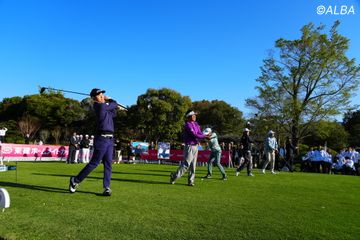 ジャンボに届ける白球 尾崎将司氏追悼セレモニーで男子プロが一斉ティ