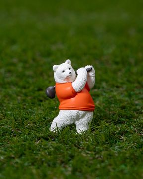 まるでタイガー・ウッズ⁉ 「BEAMS GOLF」のウェアを着た動物たちが