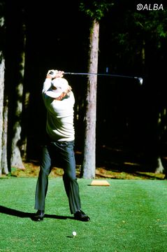 写真] 世界中で90勝以上！ グレッグ・ノーマンはV字軌道スイングで安定