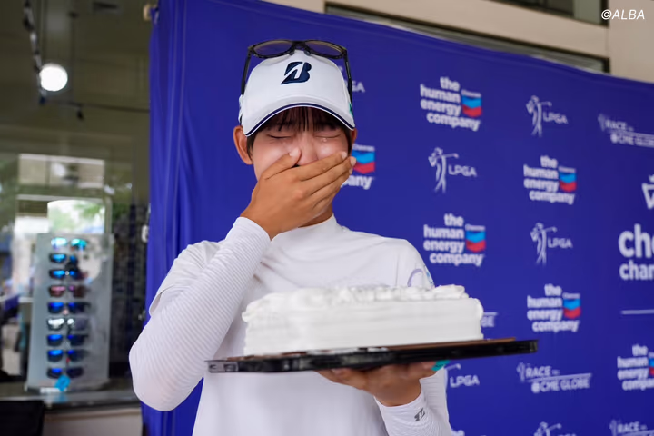 馬場咲希は、21歳を祝うサプライズケーキに涙を流して喜んだ