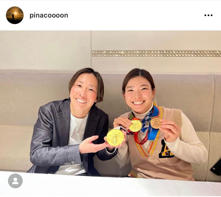 渋野日向子が 金金銅のメダルを首にかけて「重み、とてつもなかった