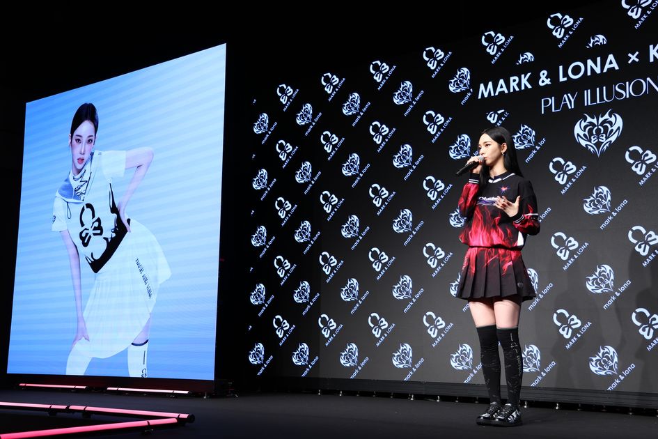 aespa・KARINAがミニスカルックでパターに挑戦！ 「MARK & LONA」の
