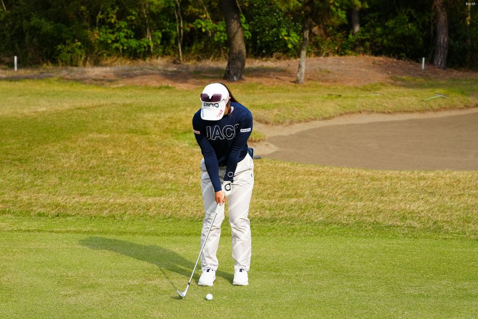 女王”佐久間朱莉のシンプルを極めたアプローチ 体幹で振って手先は何も