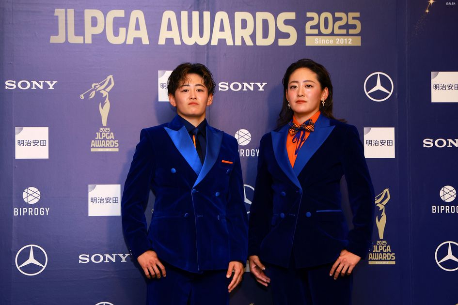 姉妹で日米アワード制覇 岩井ツインズが“双子コーデ”で決意＆感謝