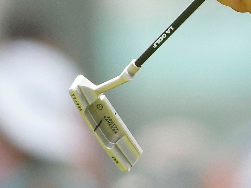 珍しく1個のドットに赤・青・白の3色使い、トム・キムのキャメロン