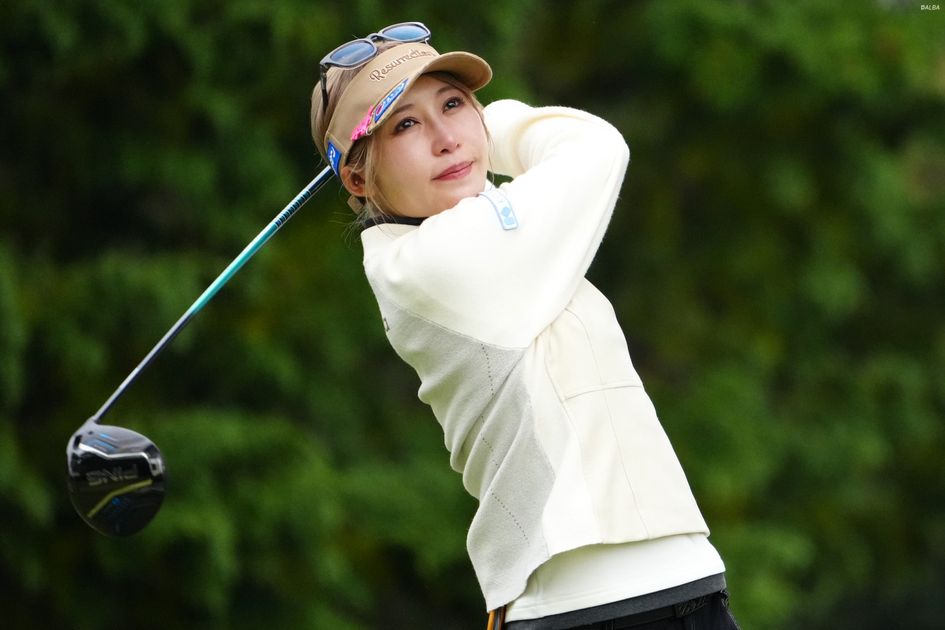 タイに滞在する金田久美子がミニスカ、ノースリーブ姿で美しいスイング