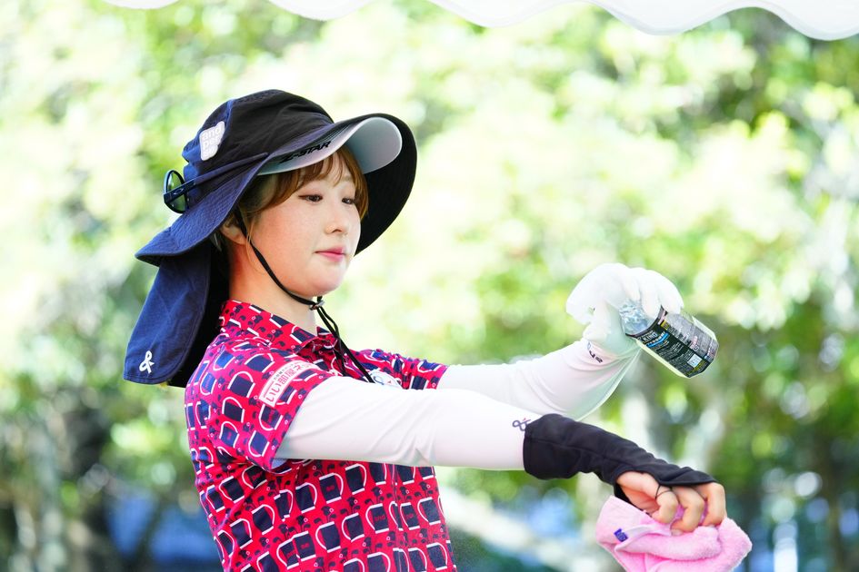 ボトッ！って音が…」ラウンド中にまさかの珍客!? 都玲華、頭の上のセミ