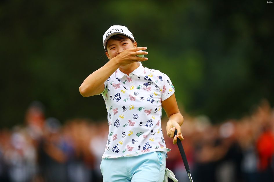 天高く、掲げた左手 目に涙… はなかった!? 渋野日向子、全英制覇の記憶