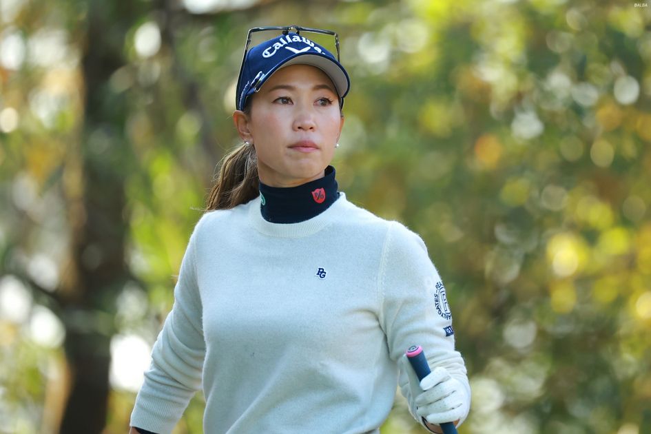サントリー角瓶 女子プロゴルファー 上田 桃子 選手サイン入り ピースサインを見せる後藤未有、おにぎりを食べる上田桃子ら