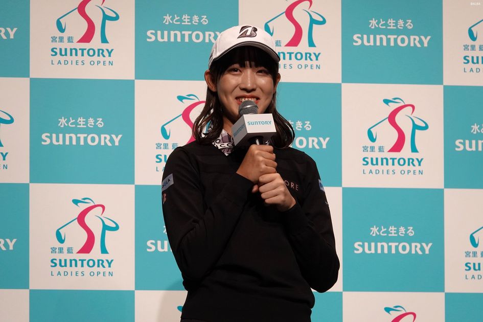 渋野日向子プロ、馬場咲希プロサイン入りサントリーレディース限定サンバイザー 渋野日向子が馬場咲希を激励「てばさき～、チームサントリー入り