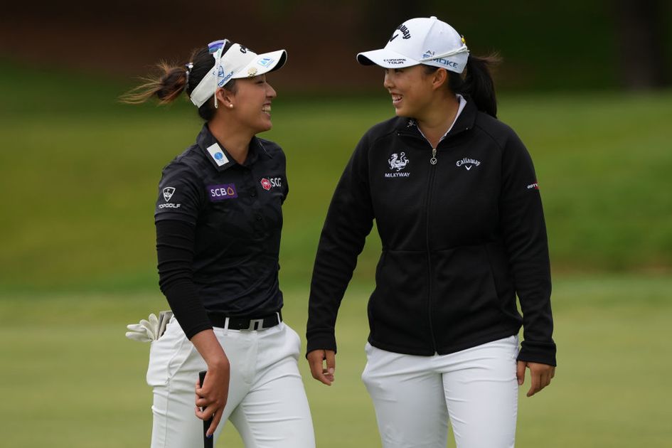LPGAダウ選手権ペア　渋野日向子、勝みなみ直筆サイン入りAdidasバイザー 来年のリベンジに向け頑張ります」 渋野日向子と勝みなみが