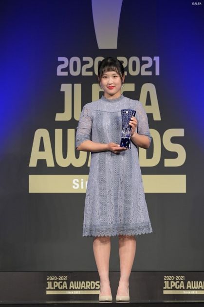 可憐にドレスアップしたリ・ハナ【写真】