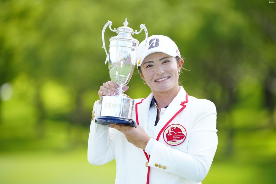 渡邉彩香 20枚限定 ホロスペクトラ 「2年ぶり5度目の優勝」 エポックワン エポック社の公式オンラインショップです。※ホロスペクトラ【渡邉彩香