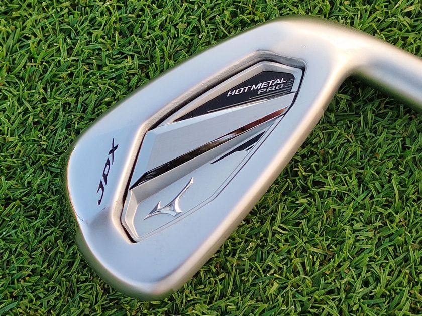 JPX 925 HOT METAL PRO』は7番で28度のぶっ飛び系なのに球を自由自在に