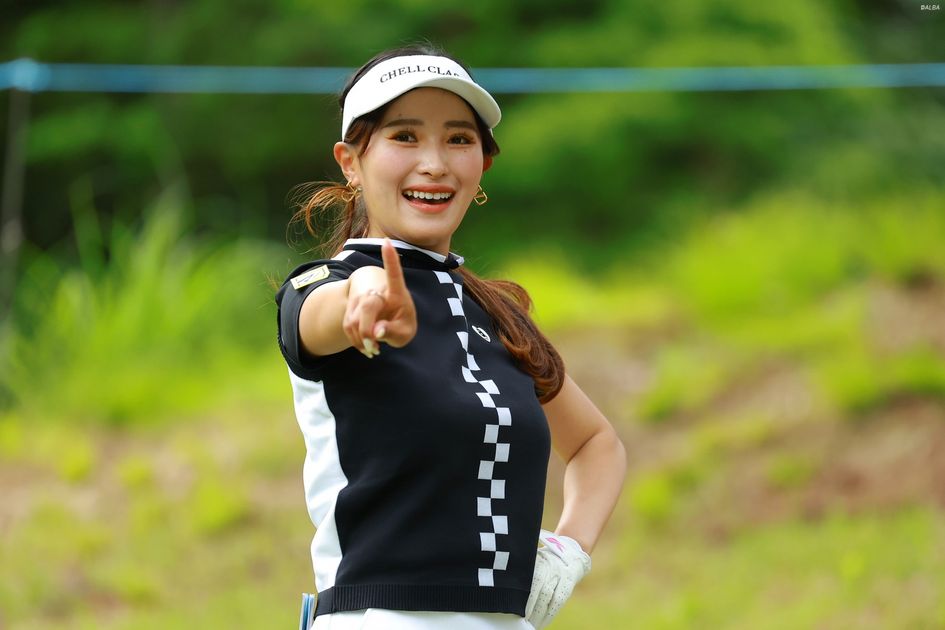 臼井麗香がセクシーな肩出しドレスに華やかなヘアメイクで登場 「超絶