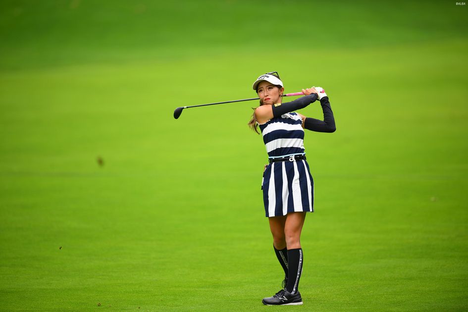 臼井麗香に似合いすぎる！ エレガントなニットのロングスカート姿で