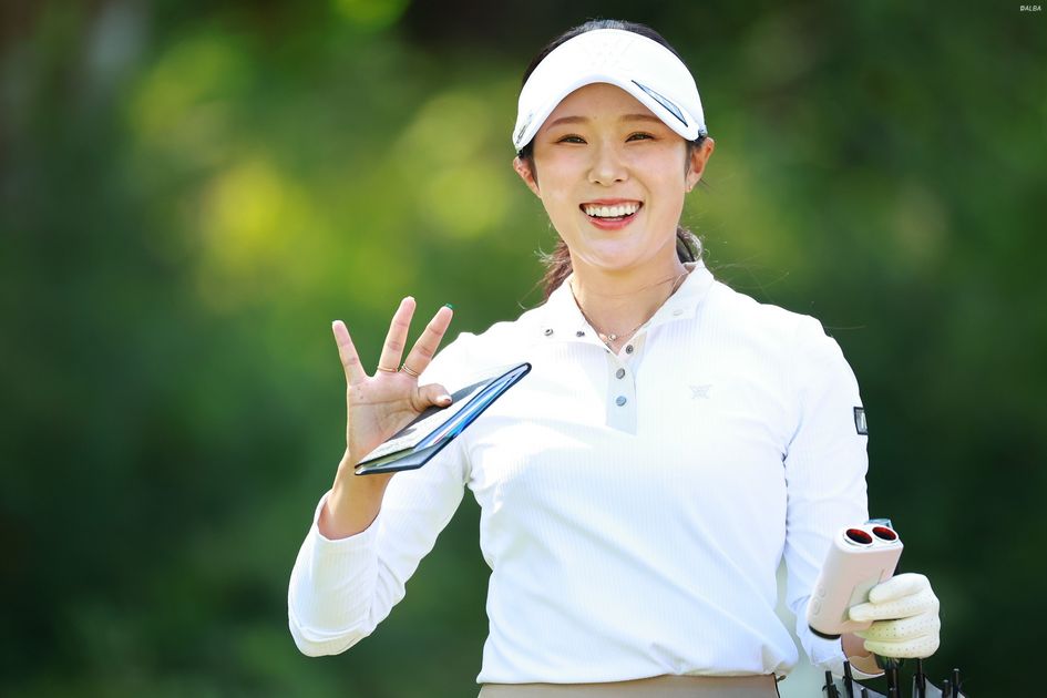 写真] ステップ2勝の女子ゴルファーが金沢21世紀美術館を訪問 人気展示