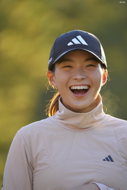 渋野日向子 半袖ポロ3着 ①チューリップ 黒 ②ポピー 濃紺 ③ブルー青 渋野日向子は“お馬さんポーズ”、晴れ着姿を披露する選手も 女子