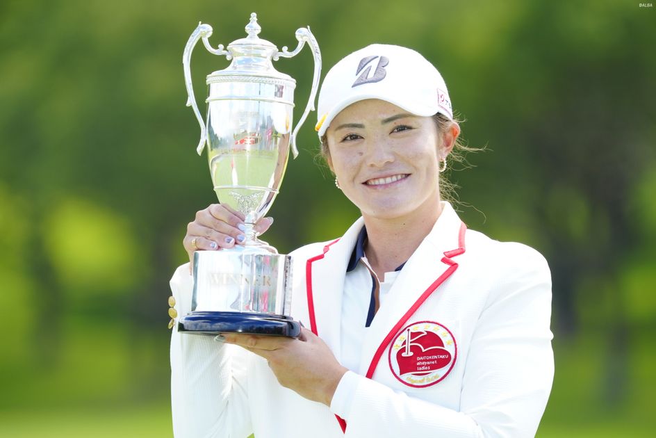 渡邉彩香 20枚限定 ホロスペクトラ 「2年ぶり5度目の優勝」 エポックワン 渡邉彩香 20枚限定 ホロスペクトラ 「2年ぶり5度目の優勝