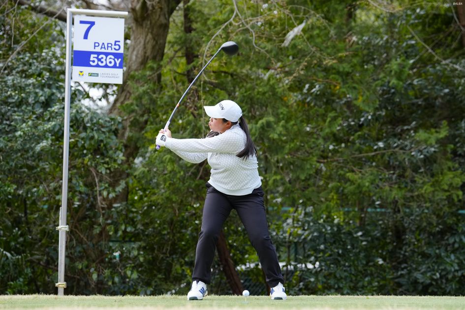 現在女子ツアー1位！ 中嶋常幸の愛弟子・入谷響は遠くでタメる「技術と