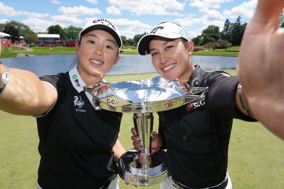 LPGAダウ選手権ペア　渋野日向子、勝みなみ直筆サイン入りAdidasバイザー 来年のリベンジに向け頑張ります」 渋野日向子と勝みなみが