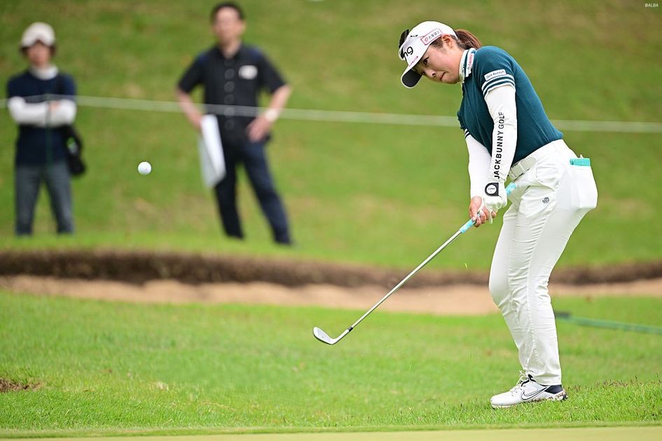 女王”佐久間朱莉のシンプルを極めたアプローチ 体幹で振って手先は何も