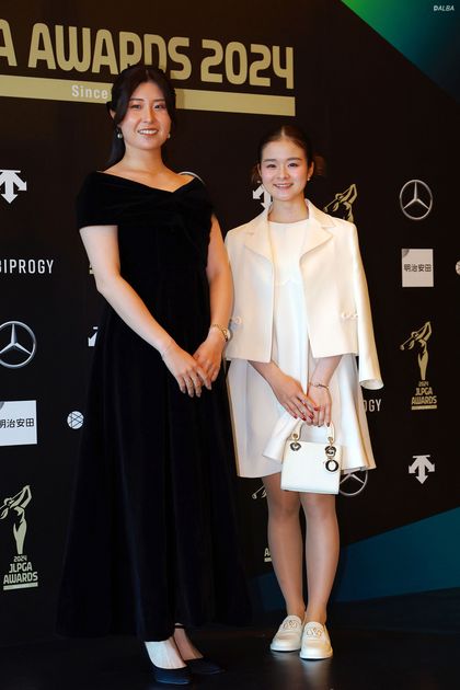 大里桃子＆川崎春花の白黒コントラスト「いい感じ！」【JLPGAアワード
