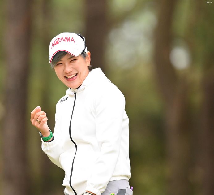 成田美寿々が藤田さいきの祝賀会で仲よくハグする写真を投稿 「ママ
