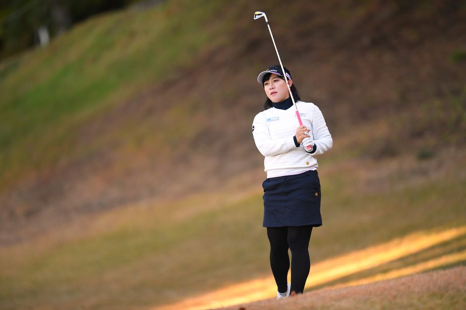 未使用　Srixon 香妻琴乃サイン入り　ゴルフキャディバッグ dcafe131_womanQT_rt_eye.jpg