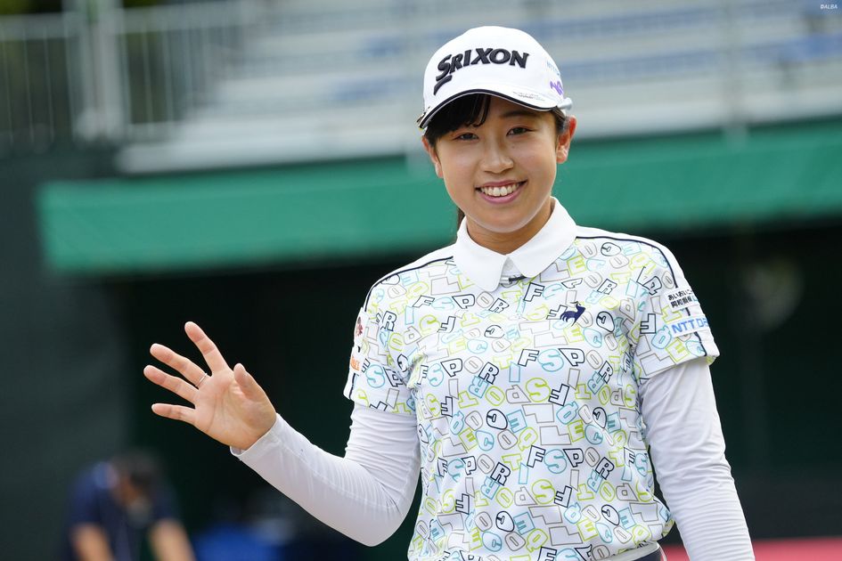 菅沼菜々「ペコちゃん」がデザインされたポーチを手に「可愛いの共演