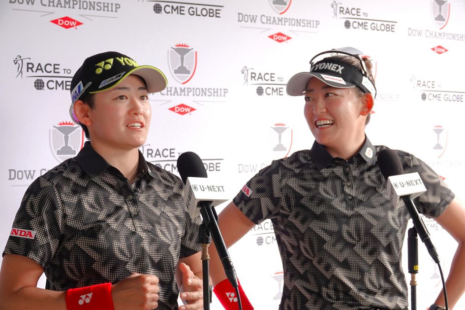 岩井明愛千怜プロサインハーフ色紙とカード 岩井明愛&千怜の誕生日をANAが祝福 温かい声援を受けて、いざフランス