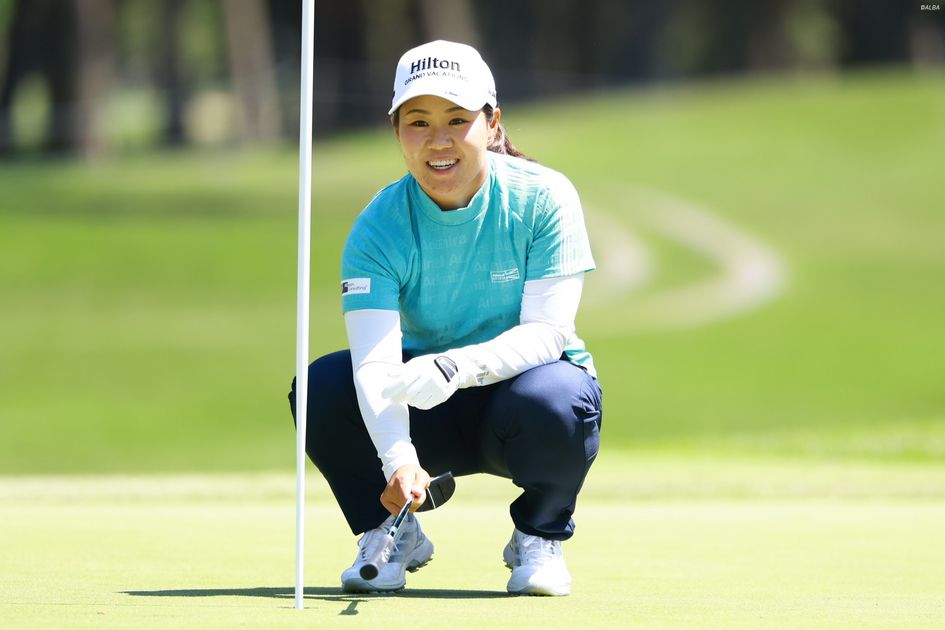 畑岡奈紗がネーム入りユニフォームでサッカー日本代表戦を観戦