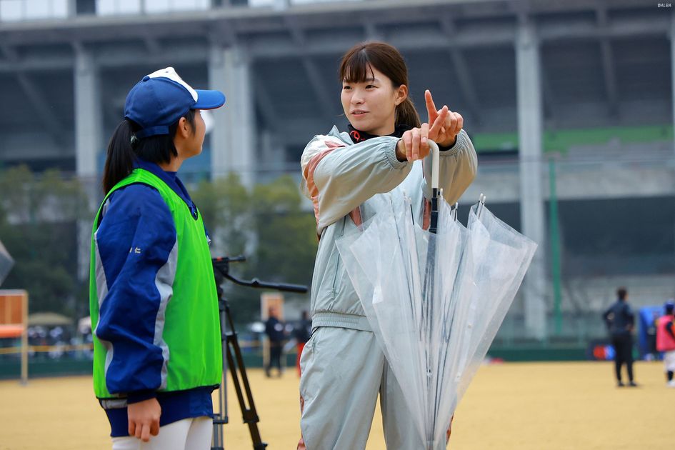 渋野日向子が金メダリストに初のホームラン被弾 主催するソフトボール