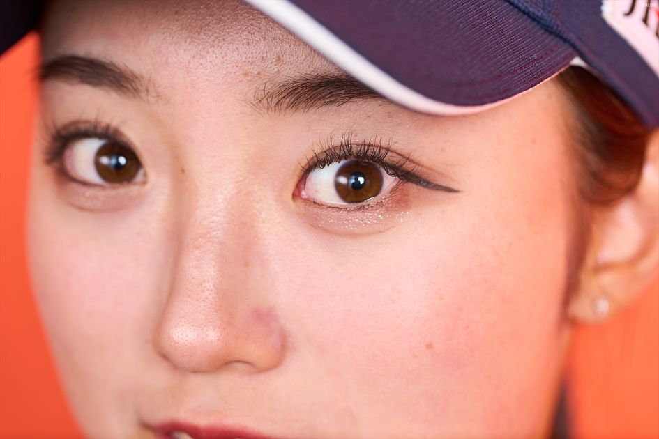 写真] 話題の女子高生プロ 清本美波のお手本スイングは「身長が同じ