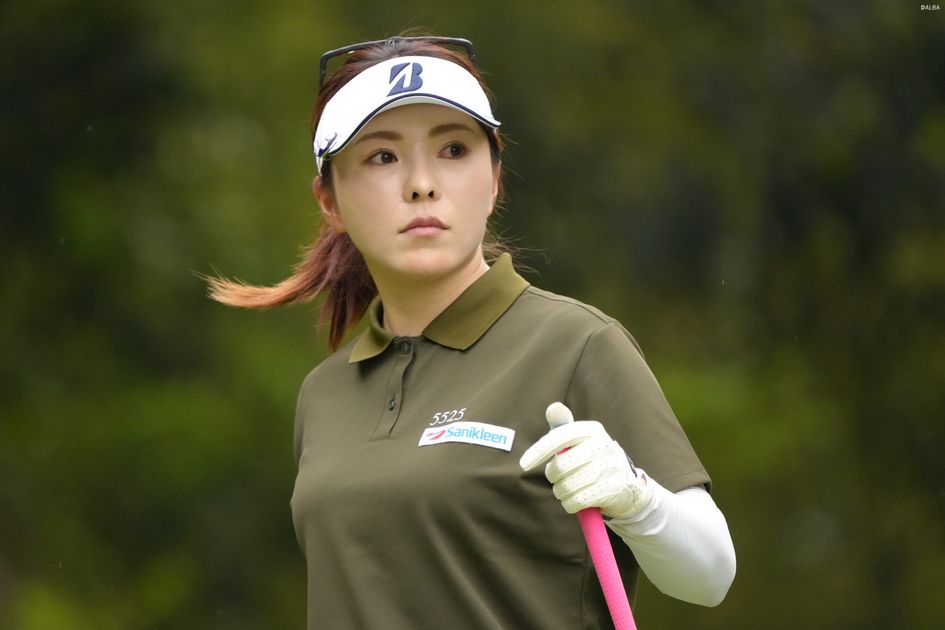 堀奈津佳が女子プロ仲間の畑で土いじり！ 笑顔満載の自然体験に