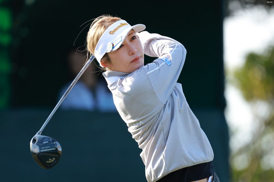 ミニスカートの金田久美子 バイザーのリボンは「寿司にソースくらい