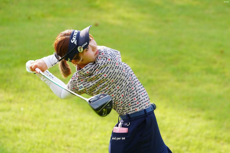首位と3打差発進！ ルーキー都玲華は沈み込んで捻転差MAXで飛ばしてい