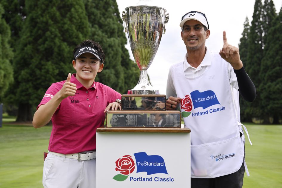 明愛と掲げたうれしい初優勝 チーム岩井にはキャディが2人「優勝する
