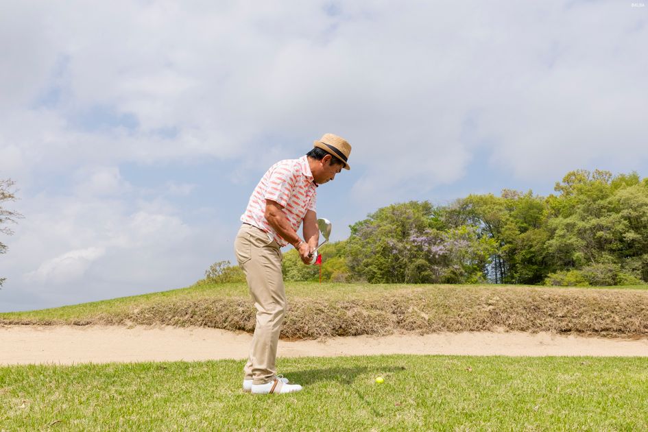 シニアの“業師”が教えるバンカー越えアプローチの極意 「ウェッジの重