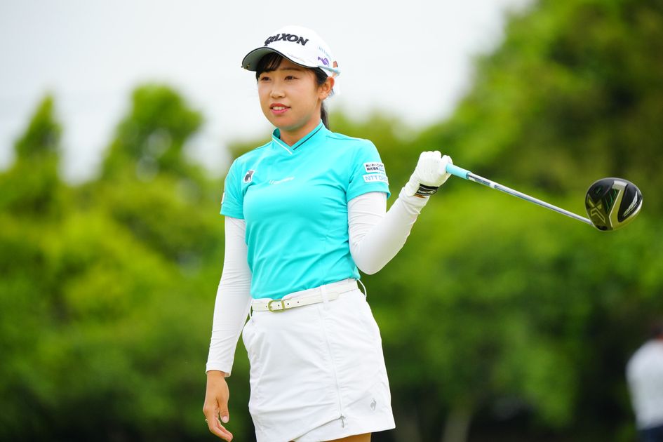 菅沼菜々 着用する「ルコック」のウェアがかわいい！ とポーズを決めた