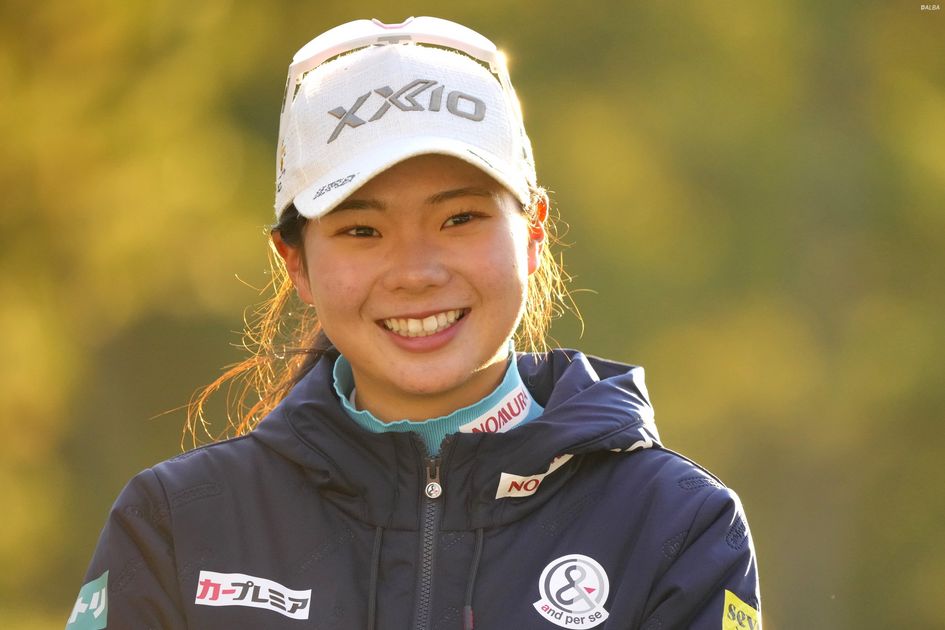 菅楓華の初優勝を同期の仲間たちが祝福 つい写真に夢中になりすぎて