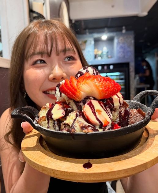 吉田優利の「Happy Valentine's Day」 ホルターネックにショーパン