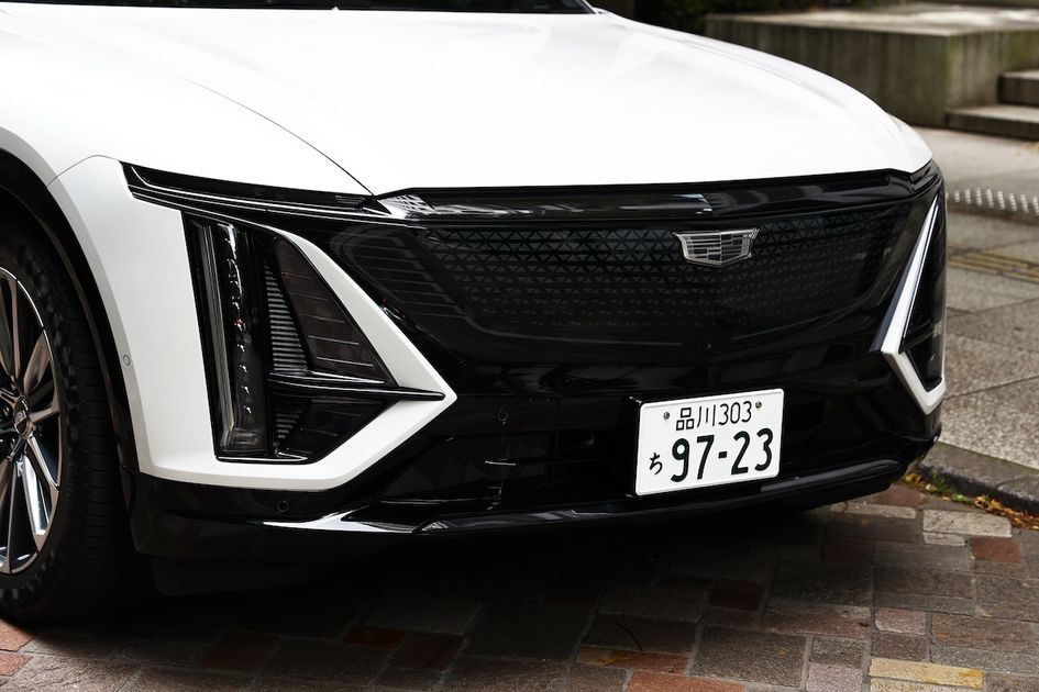 キャデラックはEVになってもアメリカン全開！ 圧倒的存在感で