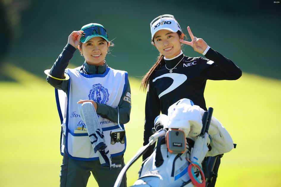 安田祐香＆美祐の美人姉妹がサンタクロースと3ショット 可愛いすぎる