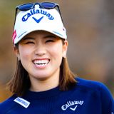 西村優菜がファンにサインサービスをする姿をJLPGAがSNSに公開「是非