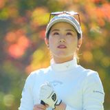 西村優菜がファンにサインサービスをする姿をJLPGAがSNSに公開「是非