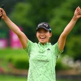 金田久美子が夏らしさ全開に！ 新キャディバッグでモチベーション